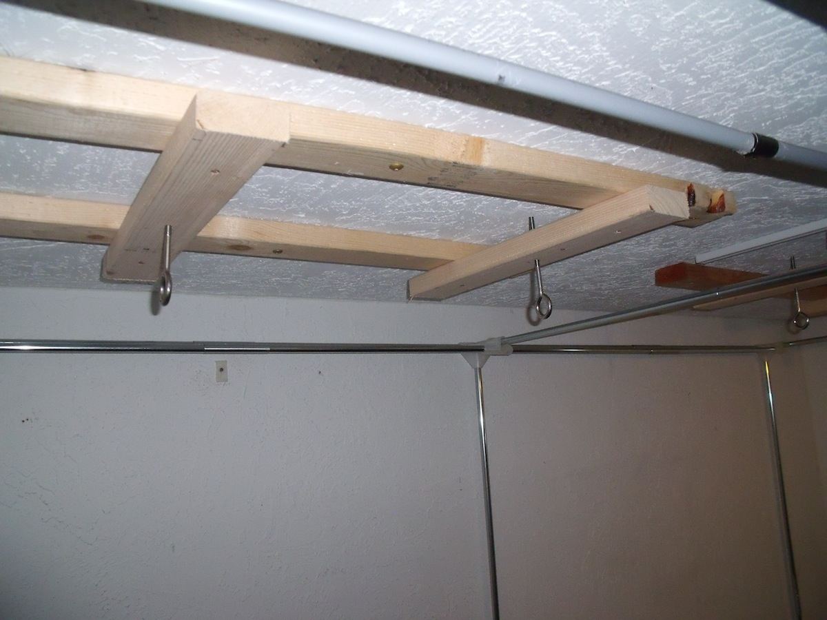 Ceiling support for hoods