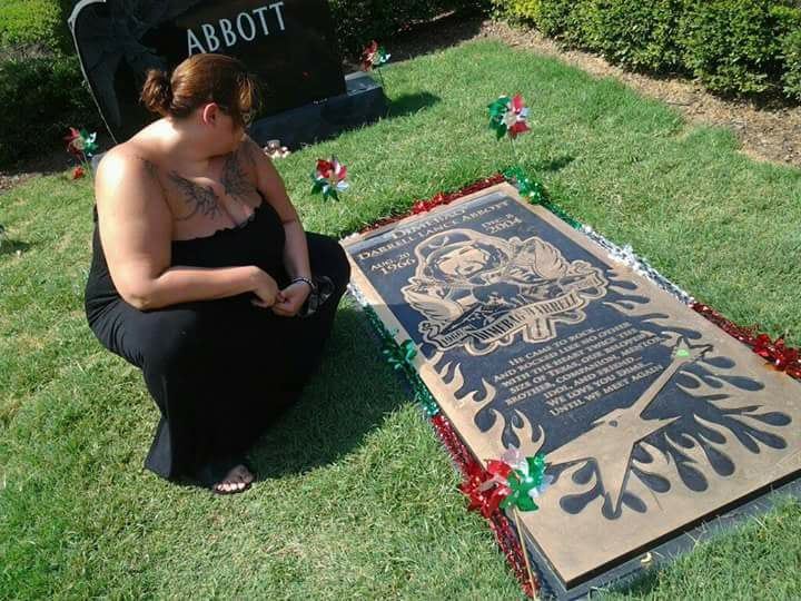 DimebagGravesite2