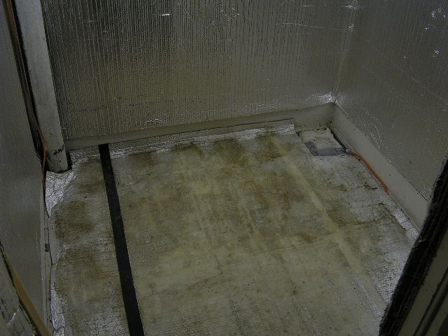 S empty room